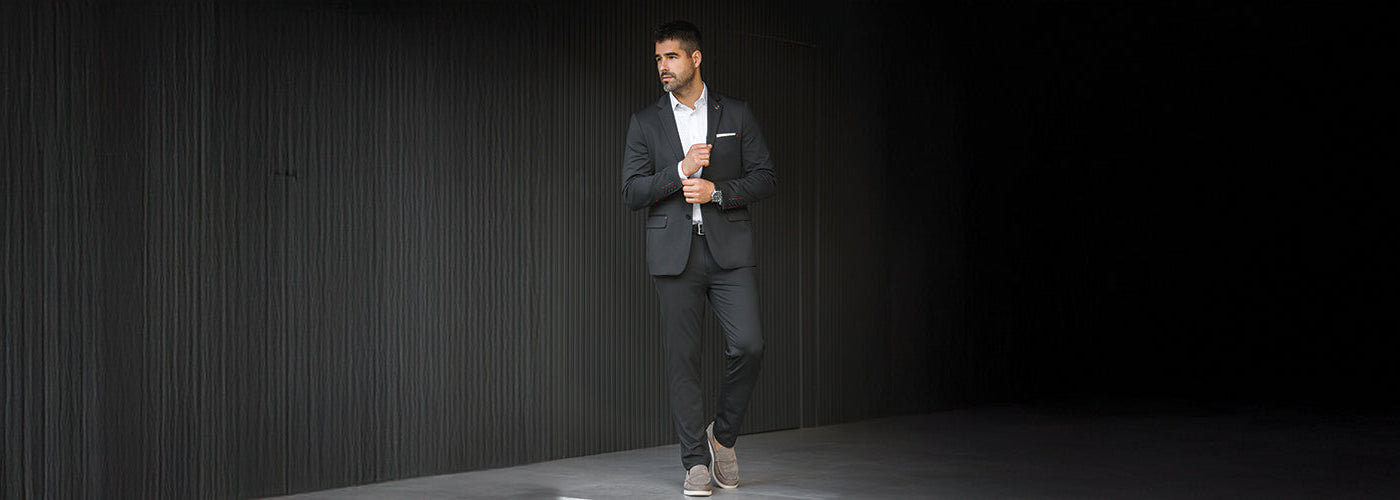 Ce costume ajusté offre un look chic et contemporain. Avec une chemise blanche impeccable et des baskets élégantes, il allie sans effort élégance et touche de modernité, ce qui le rend idéal pour tout événement formel ou décontracté.