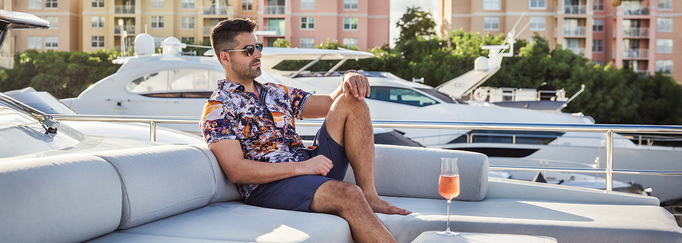 un gars habillée chic veston, chemise et pantalon fashion