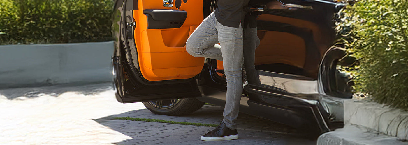 Ce jean slim bleu offre un look élégant et décontracté. Associé à des baskets blanches, il offre à la fois confort et style, ce qui le rend parfait pour un usage quotidien ou des tenues décontractées et élégantes. Restez élégant sans effort.