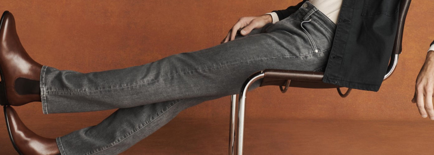 le nouveau jeans gris délavé porté assis sur une chaise