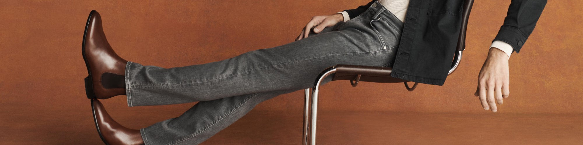 le nouveau jeans gris délavé porté assis sur une chaise