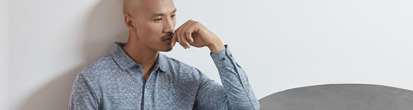3 hommes portant des t-shirts de la collection Essentials de Robert Barakett