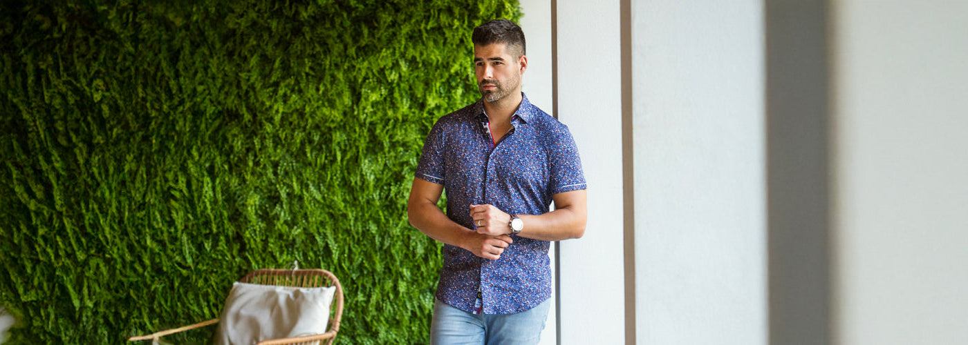 Chemise manches courtes homme à motifs, style décontracté chic.
