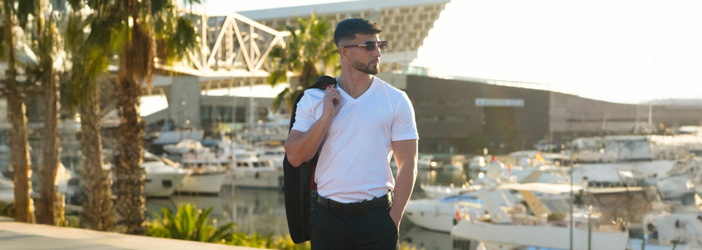 T-shirt blanc homme basique, look casual près du port.