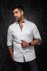 Chemise blanche vue de face à motif géométrique gris pâle, boutons dorés et poignets roulés pour homme par Au Noir