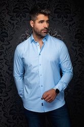 Chemise bleue pâle boutonnée à micro-pois bleu foncé et col évasé pour homme par Au Noir, vue de face