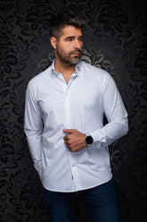 Chemise blanche à micro-imprimé bleu, vue de face avec col ouvert et patte boutonnée pour homme par Au Noir