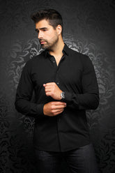 Chemise noire à manches longues vue de face sur modèle, avec col classique et patte boutonnée pour homme par Au Noir