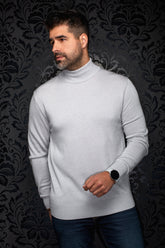 Chandail en laine mérinos à col roulé en tricot gris pâle, vu de face avec poignets et ourlet côtelés pour homme par Au Noir