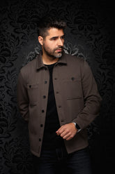 Vue de face d'une surchemise brune avec col chemise, boutons noirs et poches poitrine pour homme par Au Noir