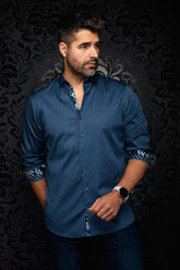 Vue de face sur modèle de la chemise boutonnée bleue à motif avec poignets roulés contrastants pour homme par Au Noir