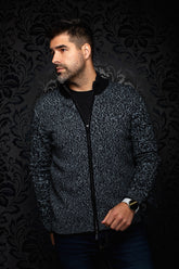 Veste en cachemire zippée en tricot noir et gris pâle avec col montant pour homme par Au Noir, vue de face sur modèle