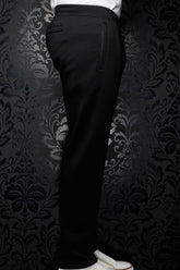 Vue de côté du pantalon jogging noir avec taille élastique, cordon et poche verticale pour homme par Au Noir