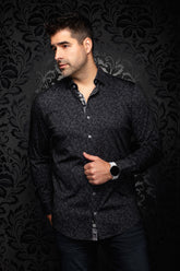 Chemise noire à motif floral ton sur ton, vue de face avec col et patte intérieure contrastante pour homme par Au Noir