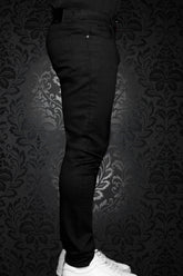 Jean noirs ajustés sur mannequin, avec poche avant, passants et jambe étroite pour homme par Au Noir, vue de côté