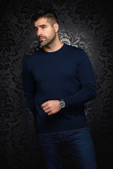 Chandail en cachemire en tricot bleu marine sur modèle, vue de face avec poignets côtelés pour homme par Au Noir