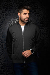 Coupe-vent mi-saison style bomber bomber noire de face avec corps matelassé et fermeture éclair pour homme par Au Noir