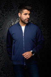 Coupe-vent mi-saison style bomber bomber matelassé bleu marine zippé sur mannequin, vue de face pour homme par Au Noir