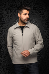 Coupe-vent mi-saison style bomber grise pâle vue de face avec col pointu et glissière métal pour homme par Au Noir