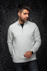 Chandail en cachemire tricoté gris pâle à demi-glissière et bords côtelés pour homme par Au Noir, vue de face sur mannequin