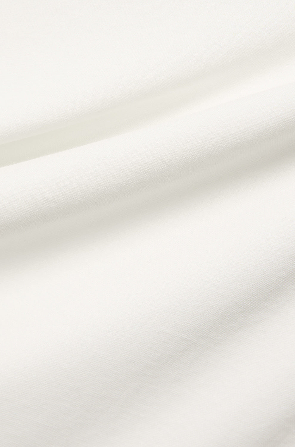 Gros plan du T-Shirt manches longues blanc cassé lisse avec plis doux et tissu tricoté pour homme par Psycho Bunny