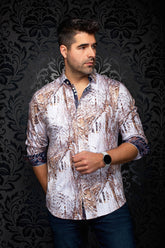 Chemise boutonnée blanche et brune à poignets bleu marine pour homme par Au Noir, vue de face sur mannequin