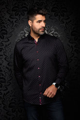 Chemise noire à boutons rouges et petit motif rouge et gris pour homme par Au Noir, vue avant sur mannequin