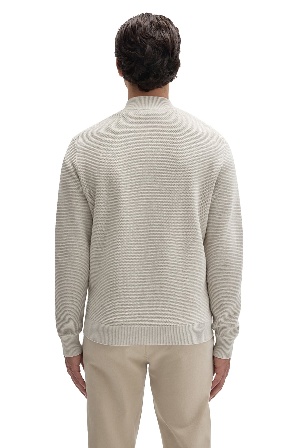 Vue de dos d’un chandail manches longues tricoté blanc cassé texturé avec col montant pour homme par Robert Barakett
