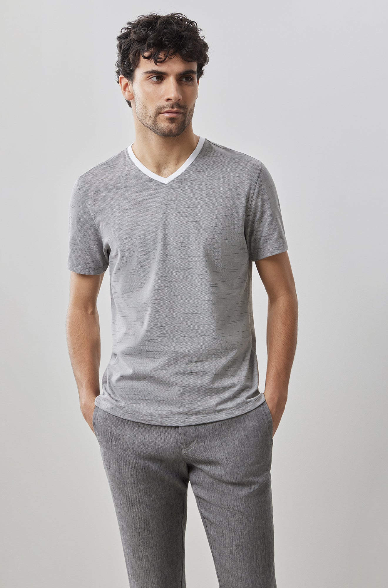 T-Shirt V-neck pour homme par Robert Barakett | RB41050 Brewer Gris | Machemise.ca, vêtements mode pour hommes