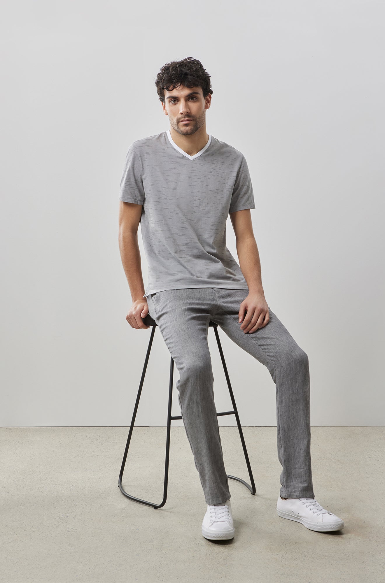 T-Shirt V-neck pour homme par Robert Barakett | RB41050 Brewer Gris | Machemise.ca, vêtements mode pour hommes