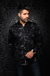 Vue de face d’une chemise boutonnée noire à motif gris et patte contrastante à motif pour homme par Au Noir