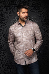 Chemise boutonnée beige à motif abstrait avec patte intérieure noire pour homme par Au Noir, vue de face