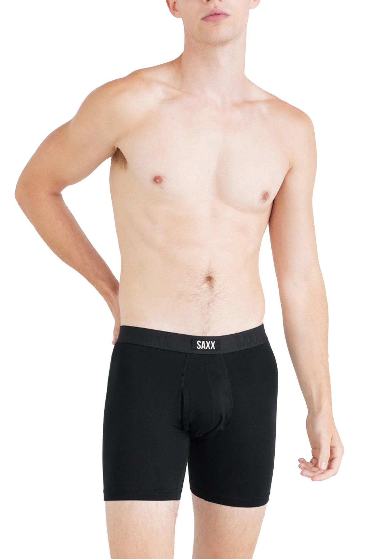 Sur mannequin de face, le sous-vêtement noir avec taille logo SAXX et coutures à poche pour homme