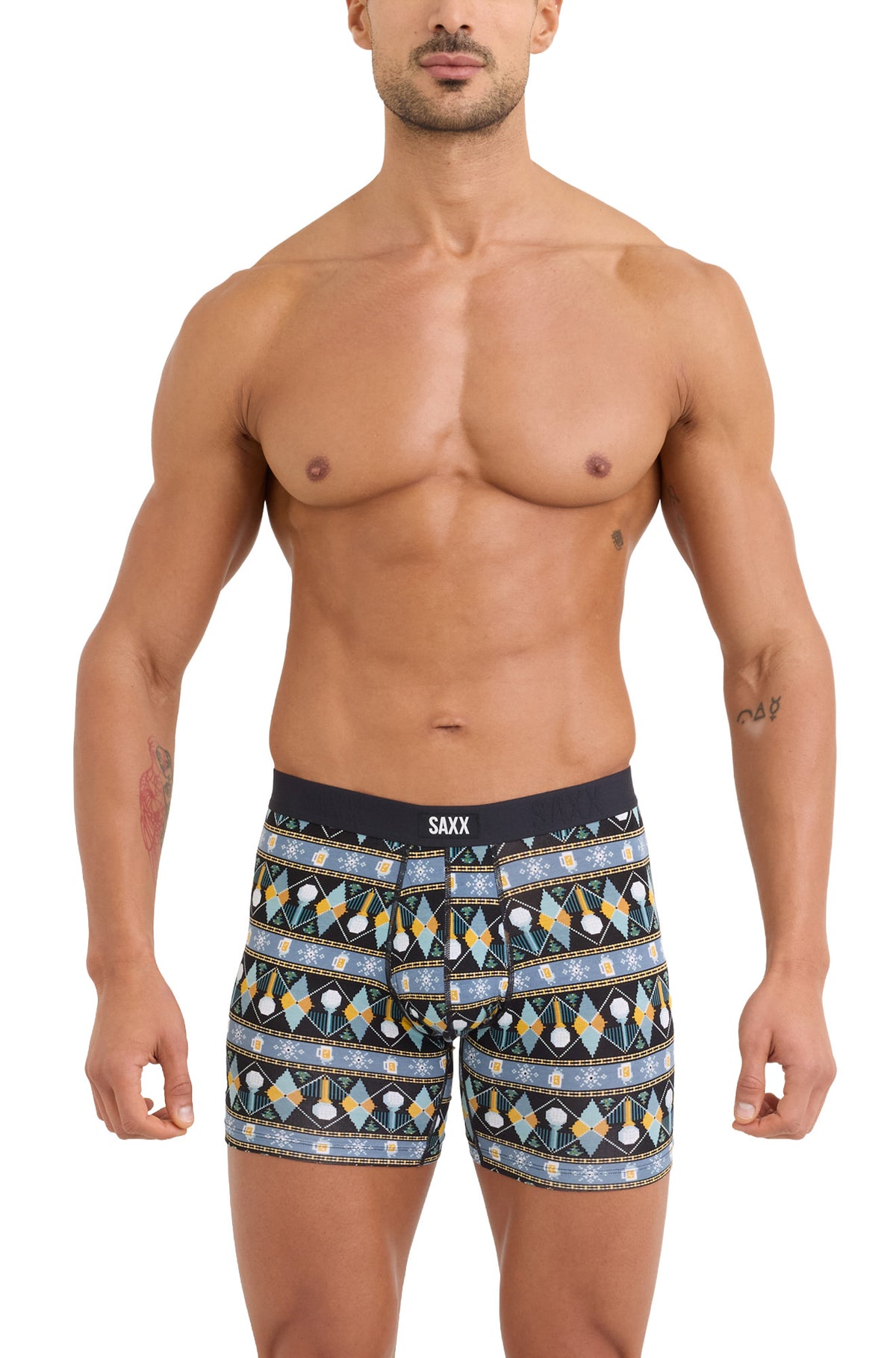 Vue de face sur modèle d’un sous-vêtement d'hiver noir à motifs avec jambes longues et taille SAXX pour homme