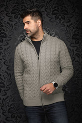 Veste en mérinos gris en tricot torsadé sur mannequin, vue avant avec col montant côtelé pour homme par Au Noir