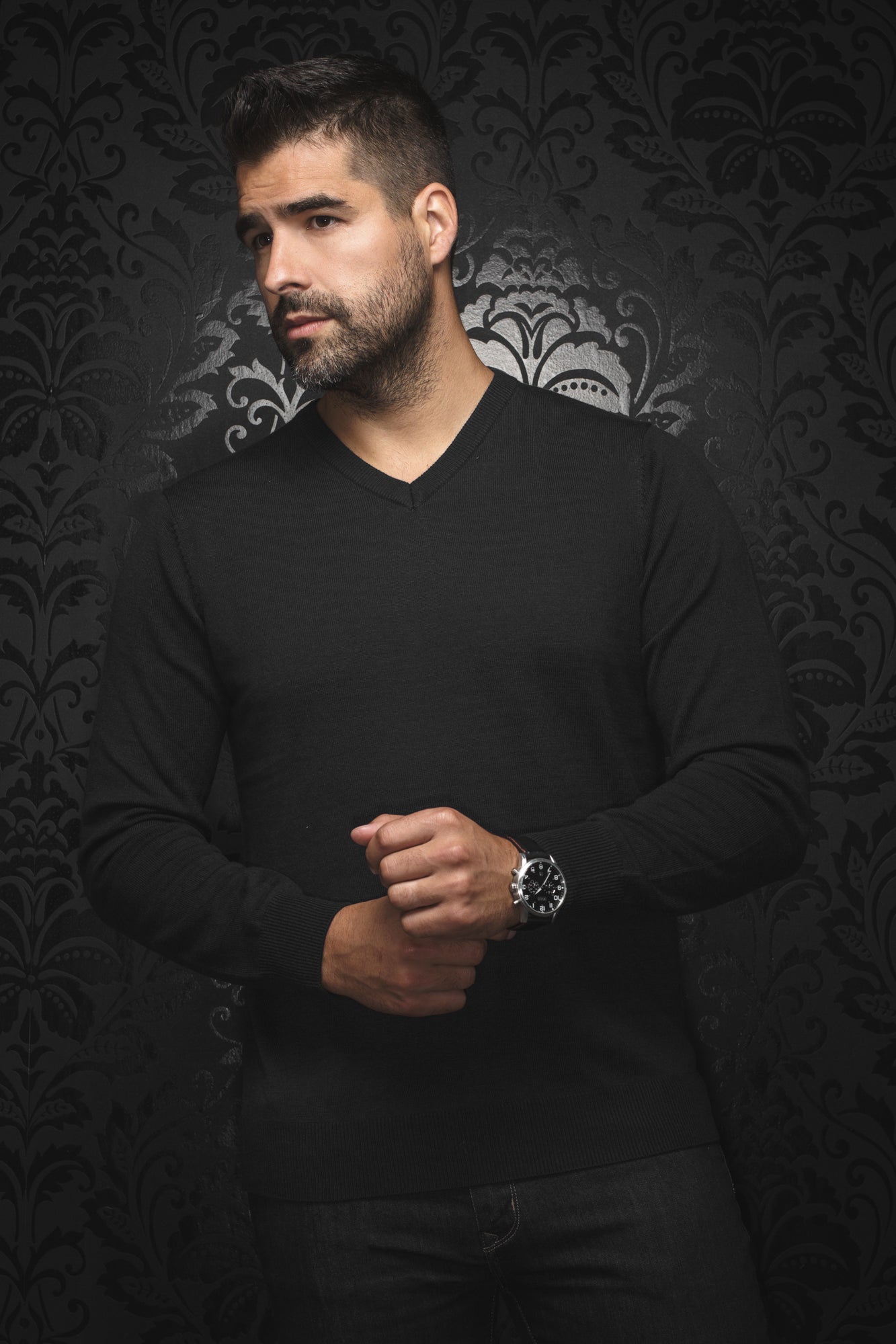 Chandail manches longues col V en laine mérino pour homme par Au Noir | SAXONY_V Noir | Machemise.ca, inventaire complet de la marque Au Noir