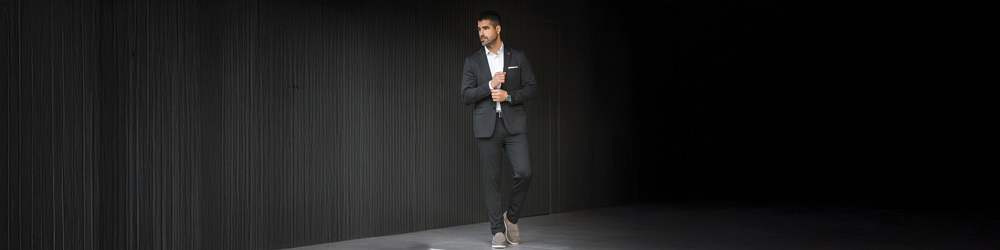 Ce costume ajusté offre un look chic et contemporain. Avec une chemise blanche impeccable et des baskets élégantes, il allie sans effort élégance et touche de modernité, ce qui le rend idéal pour tout événement formel ou décontracté.