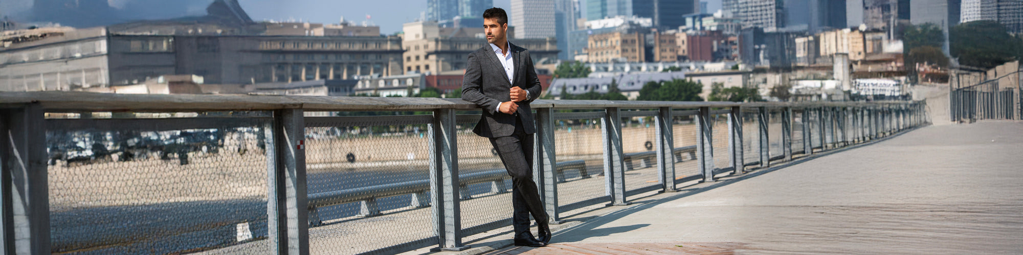 Costume homme gris foncé élégant pour occasions formelles.