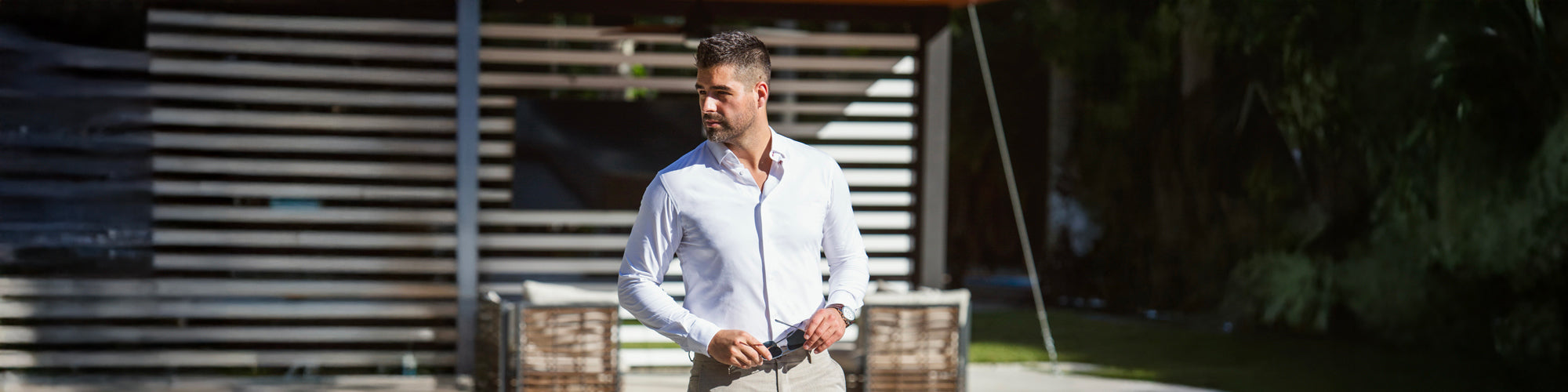 Chemise blanche classique homme, style élégant intemporel.