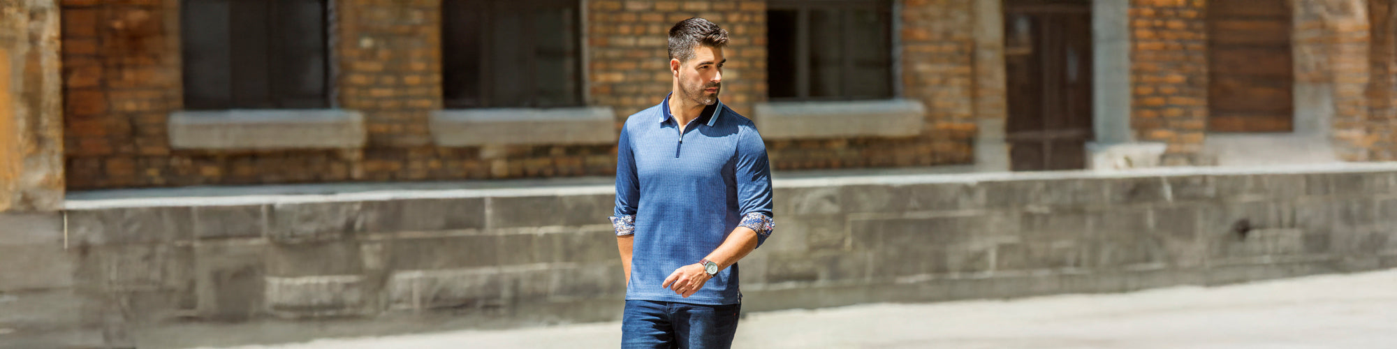 Polo homme bleu manches longues, look décontracté chic.