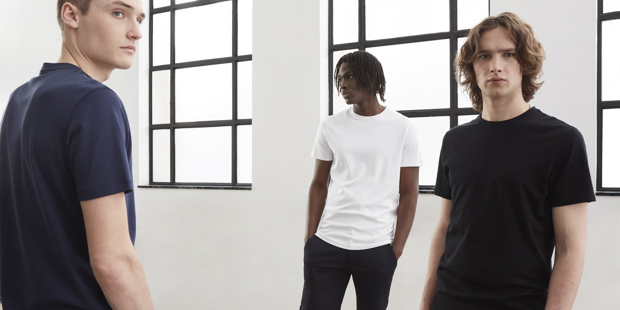 3 hommes portant des t-shirts basique de la marque Robert Barakett