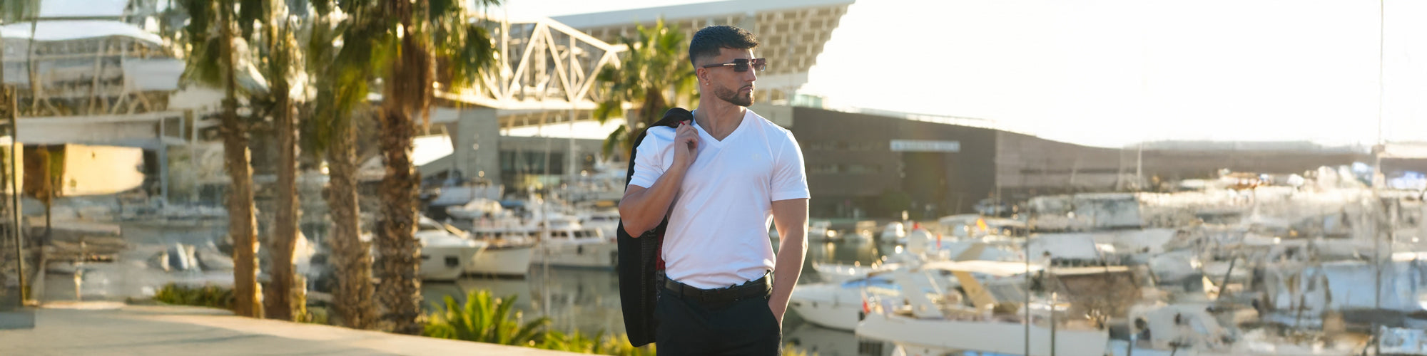 T-shirt blanc homme basique, look casual près du port.