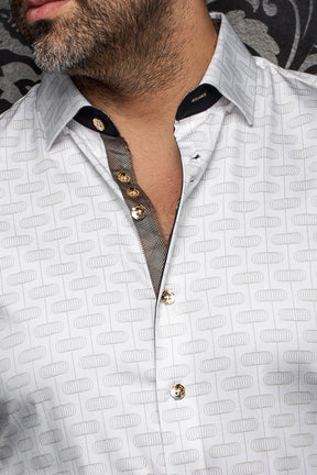 Gros plan du col de chemise blanche à motif, patte contrastante, garniture noire et boutons dorés pour homme par Au Noir