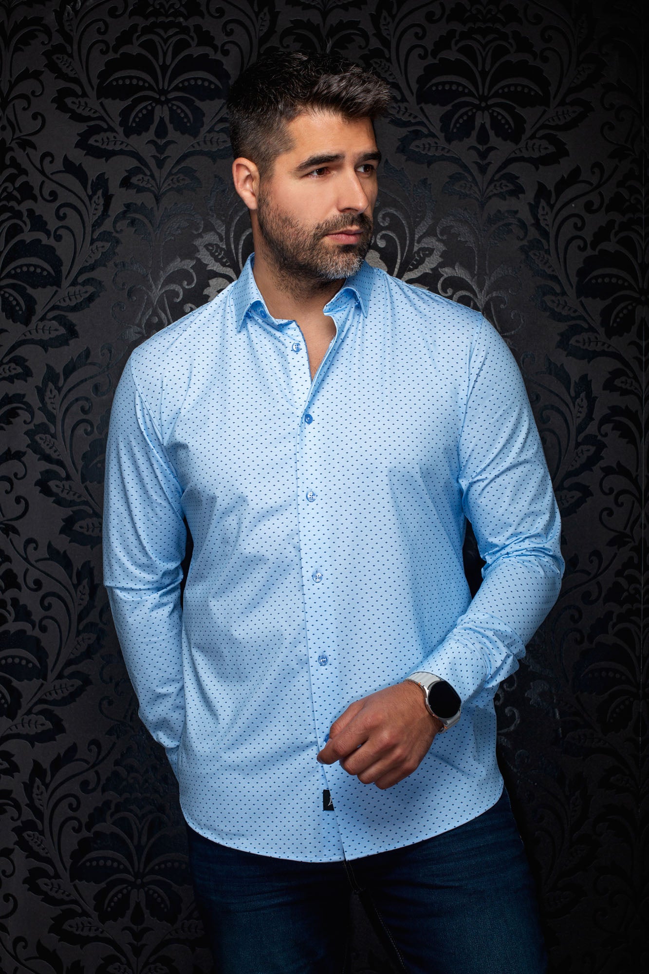 Chemise bleue pâle boutonnée à micro-pois bleu foncé et col évasé pour homme par Au Noir, vue de face