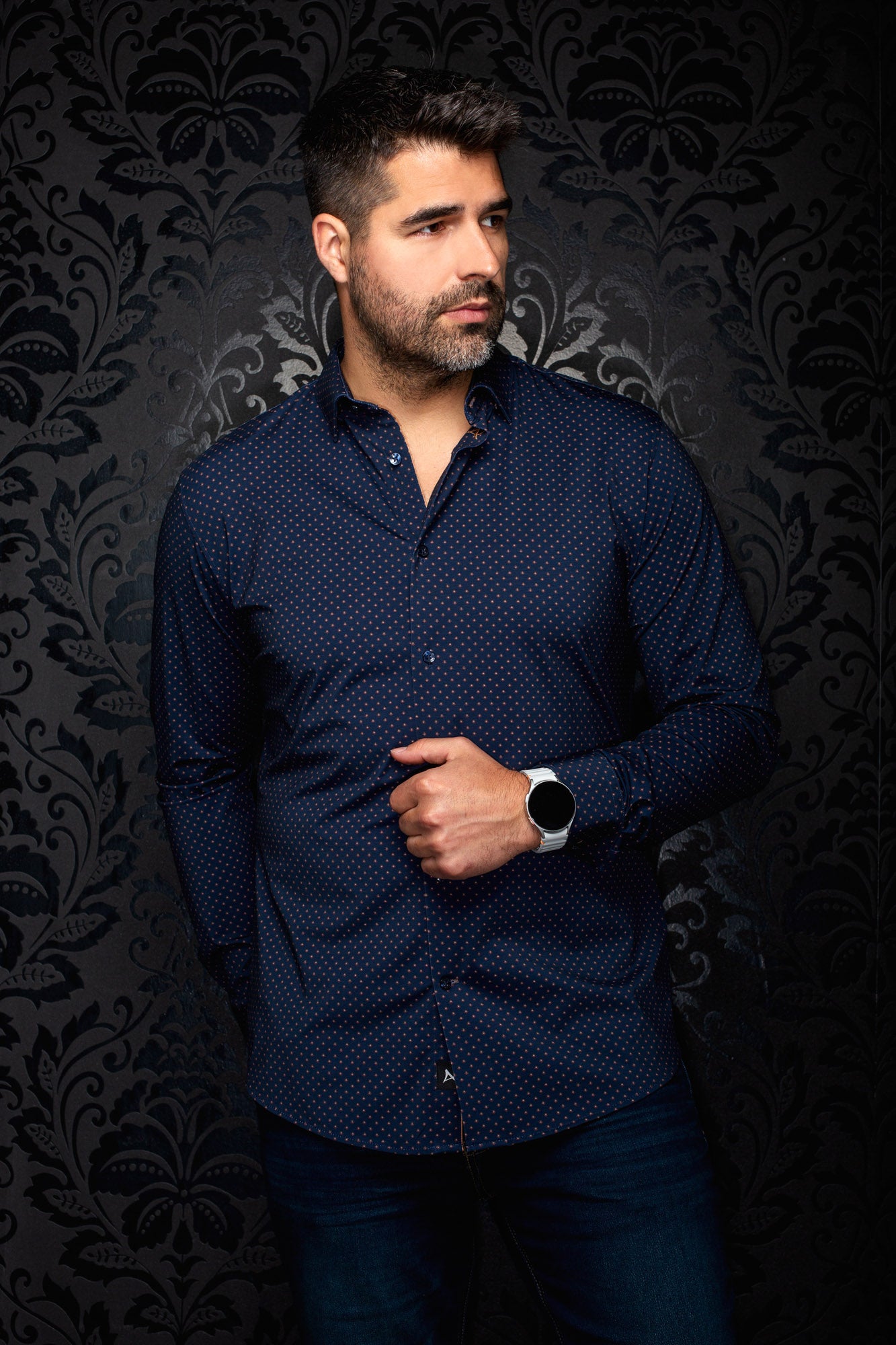 Chemise boutonnée bleu marine à manches longues avec petits pois orange, vue de face sur mannequin pour homme par Au Noir