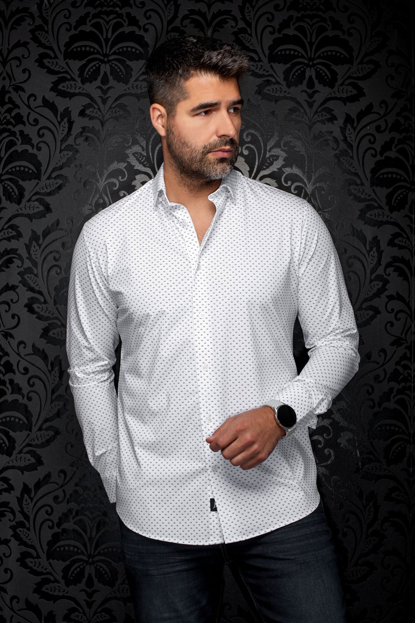 Chemise blanche à manches longues avec petit motif géométrique noir et col pointe pour homme par Au Noir, vue de face