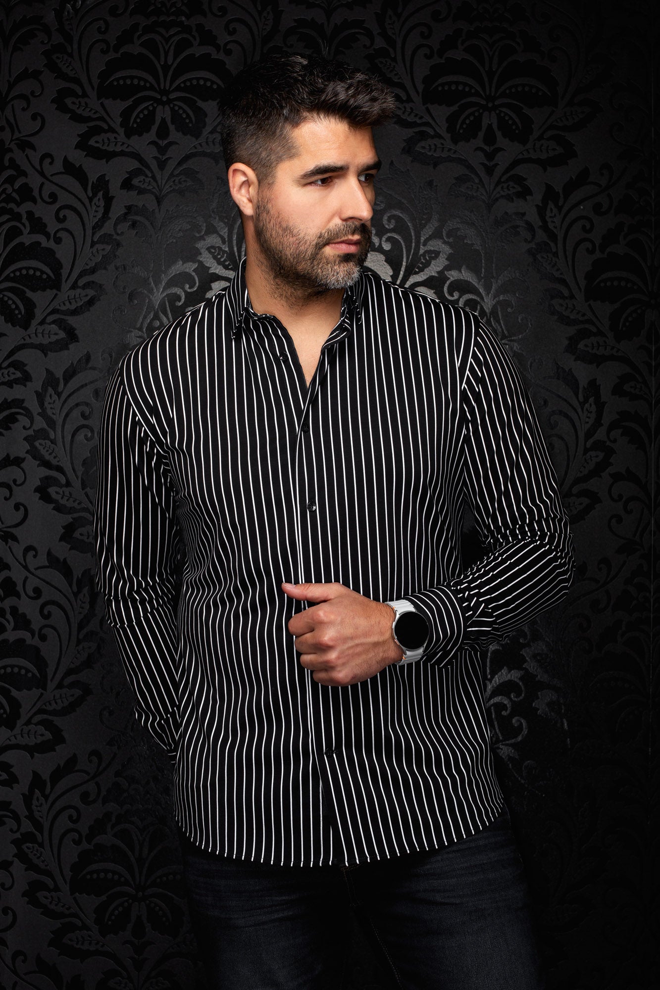 Chemise noire à fines rayures blanches, vue de face sur mannequin avec col ouvert et boutons pour homme par Au Noir