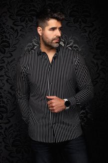 Chemise noire à fines rayures blanches, vue de face sur mannequin avec col ouvert et boutons pour homme par Au Noir