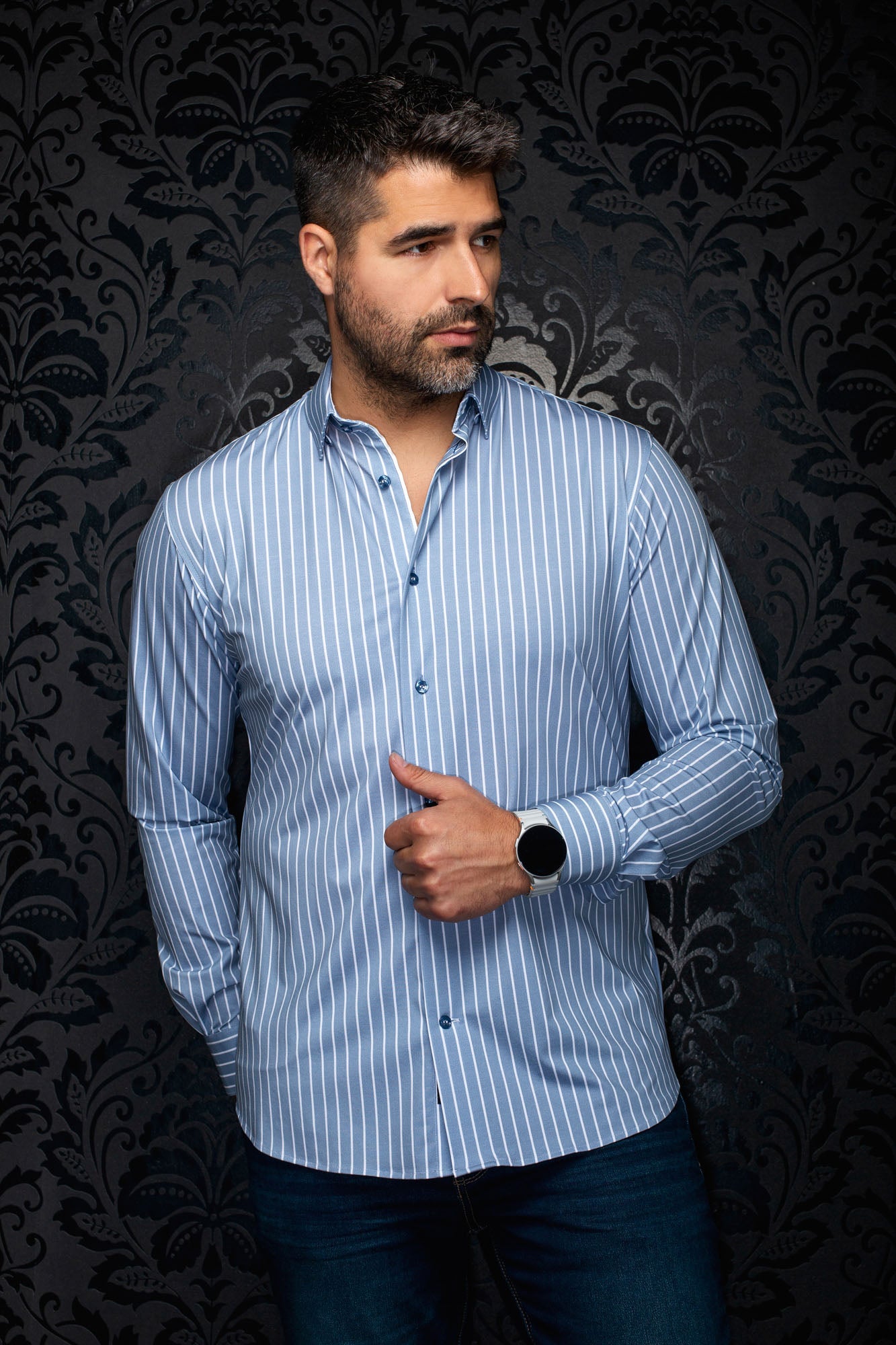 Chemise boutonnée bleu pâle à rayures blanches, vue de face, avec col classique et poignets pour homme par Au Noir