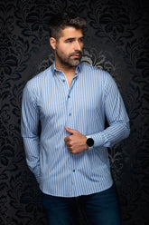 Chemise boutonnée bleu pâle à rayures blanches, vue de face, avec col classique et poignets pour homme par Au Noir